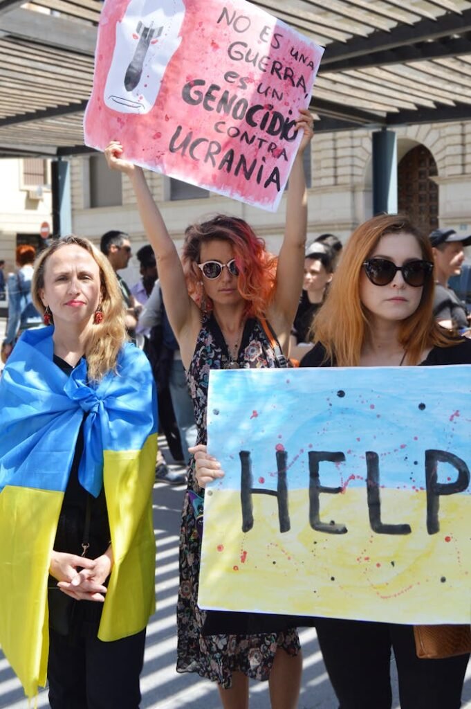 Protesters in Alicante demonstrate support for Ukraine with signs and flags.