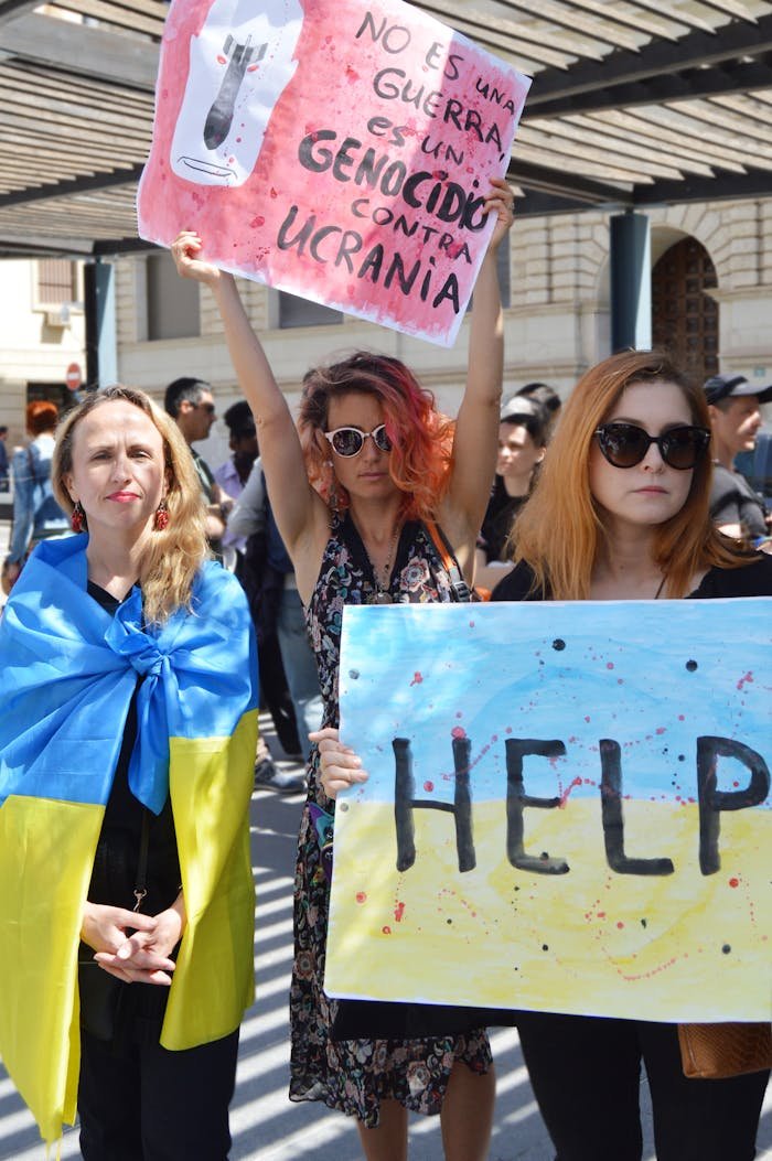 Protesters in Alicante demonstrate support for Ukraine with signs and flags.